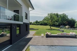 a patio with a couch next to a house at Einzigartiges Loft von Loftalive in Lollar