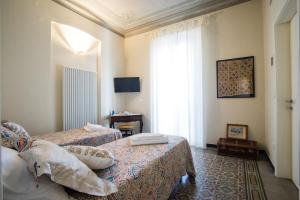 a hotel room with two beds and a window at BB CÀ DE MÂ in Pietra Ligure