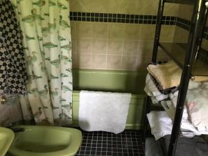 ein Bad mit einem Waschbecken, einem WC und einem Handtuch in der Unterkunft Fornuddens Bed and Breakfast in Tyresö