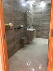 Koupelna v ubytování Tanger Jenane Marjane + 39 fotografií