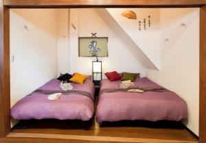 two beds in the corner of a room at Nagomi House in Tokyo