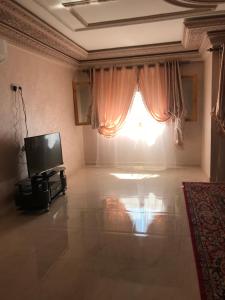 TV a/nebo společenská místnost v ubytování Tanger Jenane Marjane