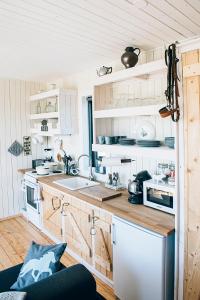Кухня или мини-кухня в Akurgerði Guesthouse 6 - Country Life Style
