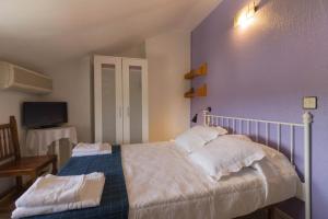 A bed or beds in a room at Hostal Arribes del Duero