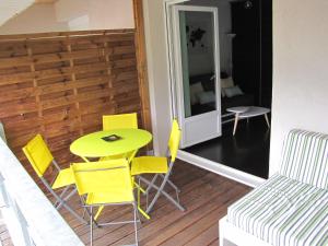 リュス・サン・ソヴァールにあるT1 cabine de Letiousのバルコニー(テーブル、椅子、ベッド付)