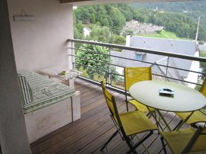 リュス・サン・ソヴァールにあるT1 cabine de Letiousのバルコニー(テーブル、黄色い椅子、テーブル付)