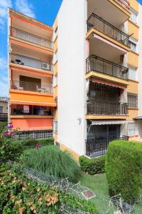 an apartment building with balconies and a yard at La Siesta Puerto Rico in Salou