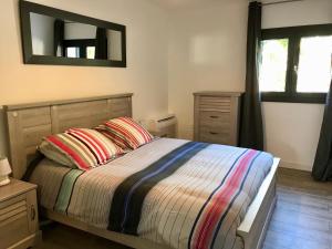 a bedroom with a bed and a mirror on the wall at Appartement 80m2 dans Villa in Propriano