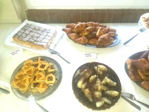 una exposición de diferentes tipos de pan y repostería en Hotel Michela en Marina di Massa