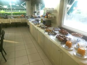 馬里納迪馬薩的住宿－米凱拉酒店，厨房里有一个柜台,上面放着食物盘
