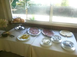 una mesa con muchos platos de comida. en Hotel Michela en Marina di Massa