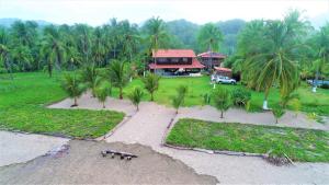 eine Luftansicht eines Hauses mit Palmen in der Unterkunft Totobe Resort in Jabilla