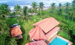 Totobe Resort في Jabilla: اطلالة جوية على منزل به مسبح وشاطئ