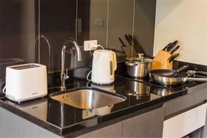 A cozinha ou kitchenette de The Deck Patong by VIP