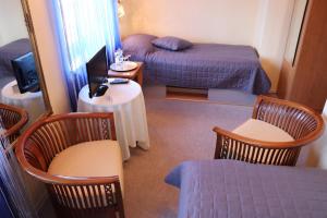 Zimmer mit einem Bett und einem Schreibtisch mit einem TV in der Unterkunft Hotel Krone in Alsfeld