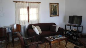 Televízia a/alebo spoločenská miestnosť v ubytovaní Villa Tsapoula + 37 fotografií