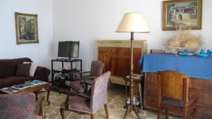 Televízia a/alebo spoločenská miestnosť v ubytovaní Villa Tsapoula