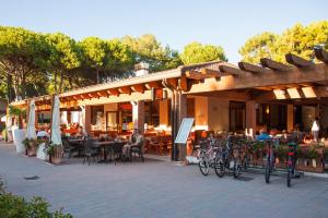 a restaurant with bikes parked in front of it at Victoria Mobilehome in Camping Village Cavallino in Cavallino-Treporti