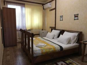 מיטה או מיטות בחדר ב-Machanents Guest House