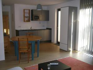 cocina y comedor con mesa y nevera en Studio3 en Eisenach