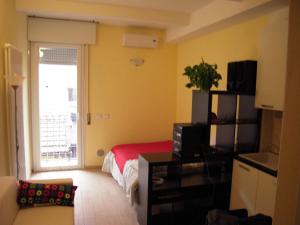 ボローニャにあるStudio Palestroのベッドルーム1室(ベッド1台、窓付)