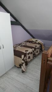 Een bed of bedden in een kamer bij Résidence Baie de Seine