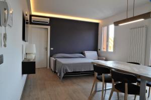 デセンツァーノ・デル・ガルダにあるGreen Garda Desenzanoのベッドルーム1室(ベッド1台、テーブル、椅子付)