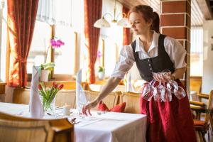 Majoituspaikan INVITE Hotel Löwen Freiburg ravintola tai vastaava paikka