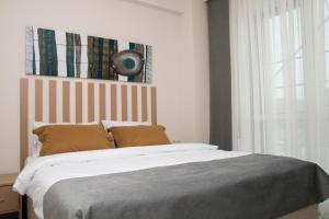 ein Schlafzimmer mit einem großen Bett und einem Fenster in der Unterkunft Zin D Home Otel Alemdağ in Istanbul