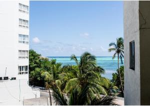 vistas al océano desde el balcón de un edificio en Edificio Bay Point Apto 402 Punta Hansa, en San Andrés
