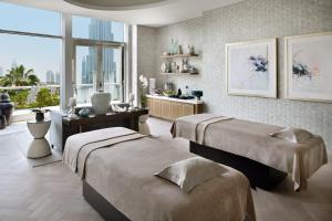 Uma cama ou camas num quarto em Address Downtown