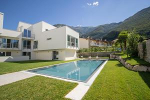 una casa con piscina en el patio en Residenza Cinisca, en Arco