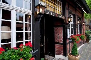 un ristorante con un cartello sulla parte anteriore di un edificio di Mutter Siepe a Lüdinghausen