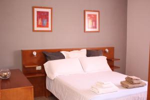アガエテにあるCasa Carmelaのベッドルーム1室(ベッド1台、タオル2枚付)