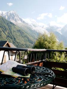 シャモニー・モンブランにあるAran Apartment - Chamonixの山の景色を望むテーブルに座ったカメラ