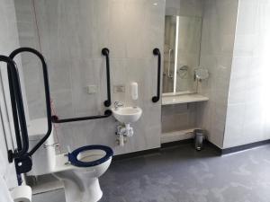 The Old Borough Hotel - Wetherspoon的一间浴室