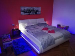 1 dormitorio con 1 cama grande en una habitación púrpura en Apartments Ella, en Split