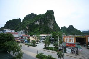 a small town with a mountain in the background at Sky Hotel in Phong Nha