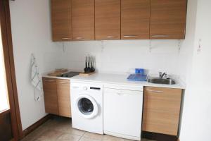 a kitchen with a washing machine and a sink at Apartamento Sarzaleta in Galdeano