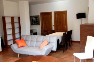 a living room with a couch and a table at Apartamento Sarzaleta in Galdeano