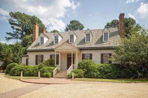 una casa grande con techo de gambrel en Colonial Houses, an official Colonial Williamsburg Hotel, en Williamsburg