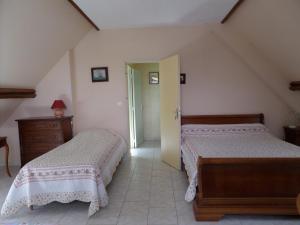 Tempat tidur dalam kamar di Bienvenue à L'Andruère