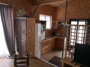 een keuken met een koelkast en een aanrechtblad bij A Cantina Chalet avec Piscine proche d Ajaccio in Carbuccia