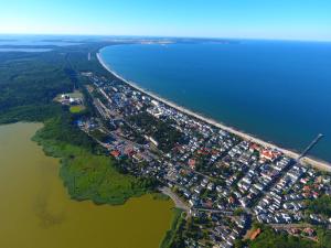 une vue aérienne sur une île dans l'eau dans l'établissement Hotel Meerzeit Binz, à Binz