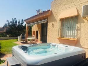 Zdjęcie z galerii obiektu Marbesa Villas with Jacuzzi w Marbelli