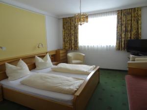 Posteľ alebo postele v izbe v ubytovaní Hotel Berghof