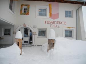 un edificio con nieve delante en Residence Dilitz, en Resia
