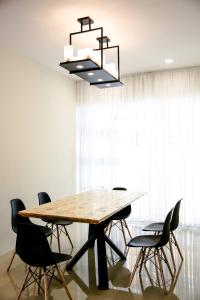 tavolo da pranzo con sedie e lampadario pendente di Sibu Swanhouse No.3 a Sibu