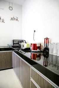 una cucina con piano cottura e piano di lavoro di Sibu Swanhouse No.3 a Sibu