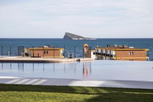 una piscina con el océano al fondo en Benidorm Luxury Residential, en Benidorm